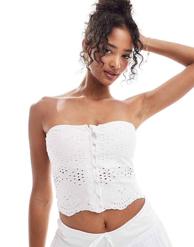 

ASOS DESIGN – Белый топ без бретелек с вышивкой люверсов