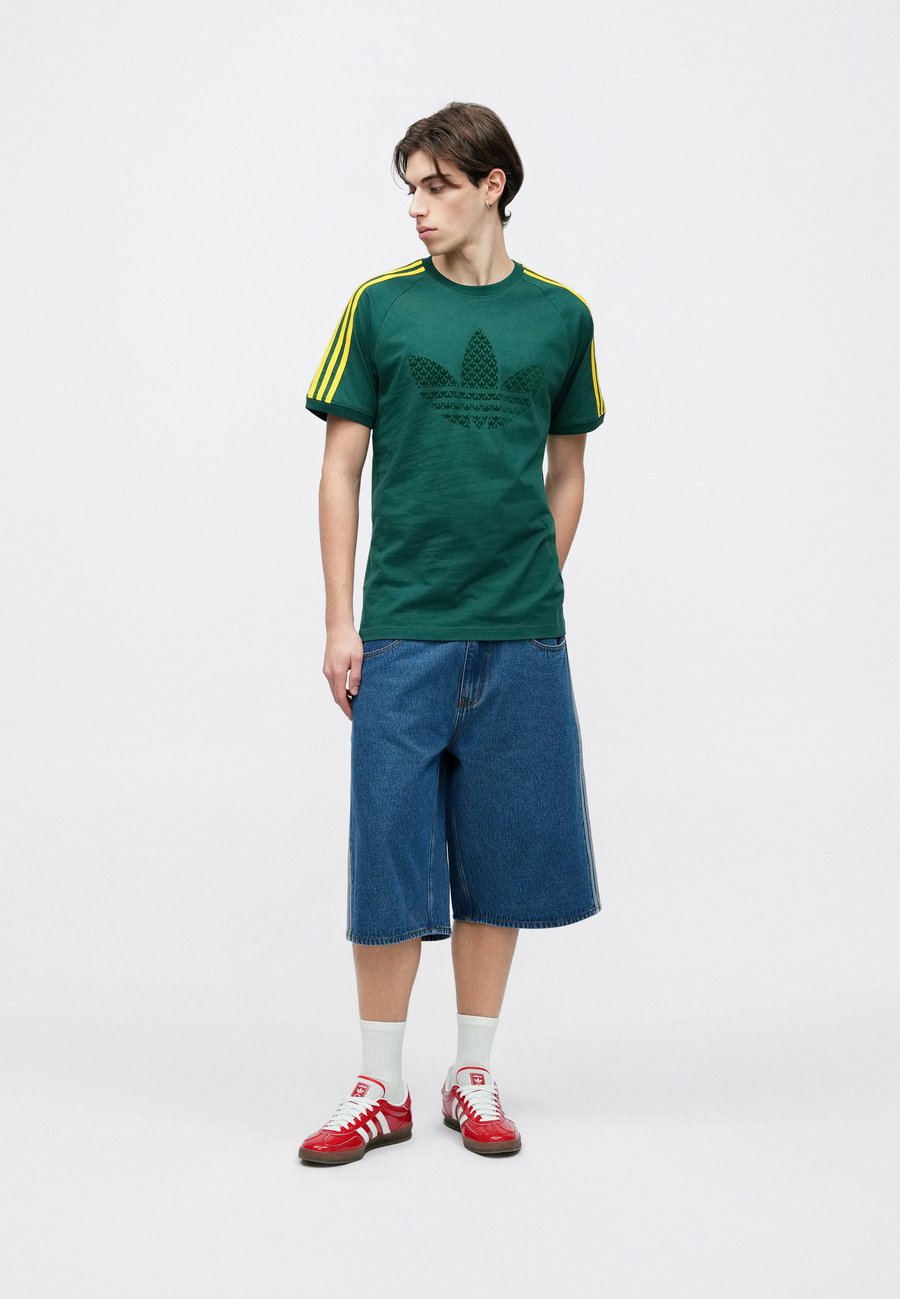 Футболка Adidas Originals MONOGRAM STRIPES TEE, Collegiate Green/Dark Green — фото 3