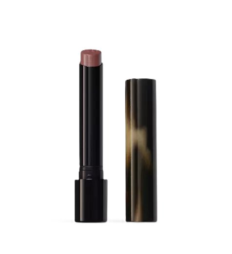 

Victoria Beckham Beauty Posh Lipstick в позе