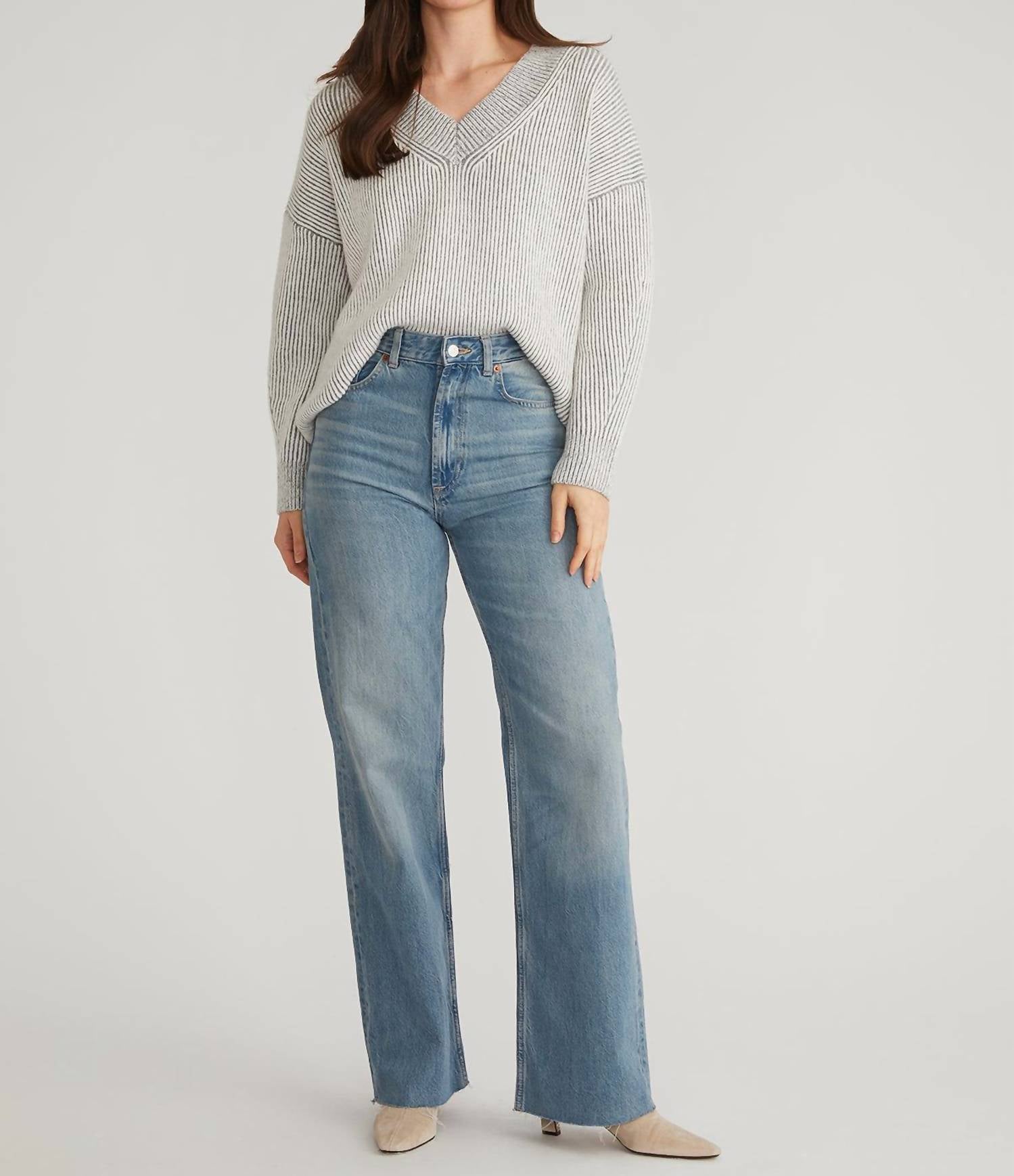 

Вязаный свитер с V-образным вырезом и косичкой в дымчато-сером цвете 525 America, серый мультиколор