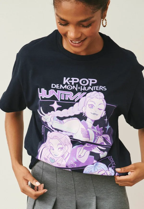 Футболка стандартного кроя с графическим принтом k-pop deamon hunters Next, Grey — фото 3