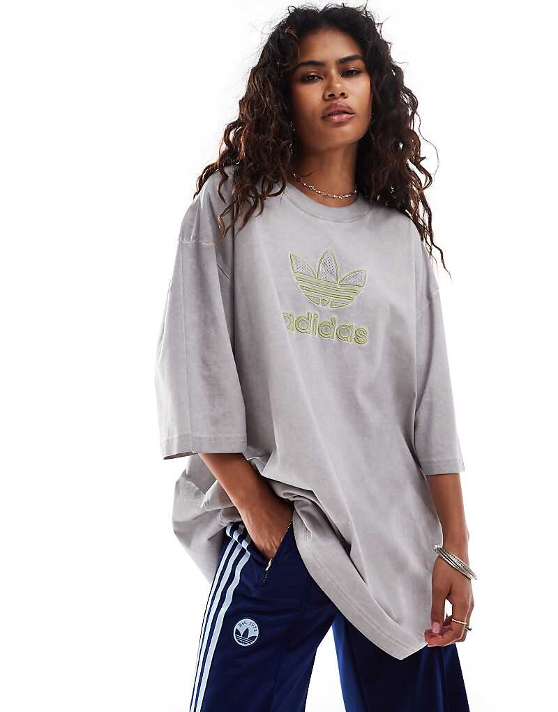 

Серая объемная футболка с трилистником adidas Originals Adilenium