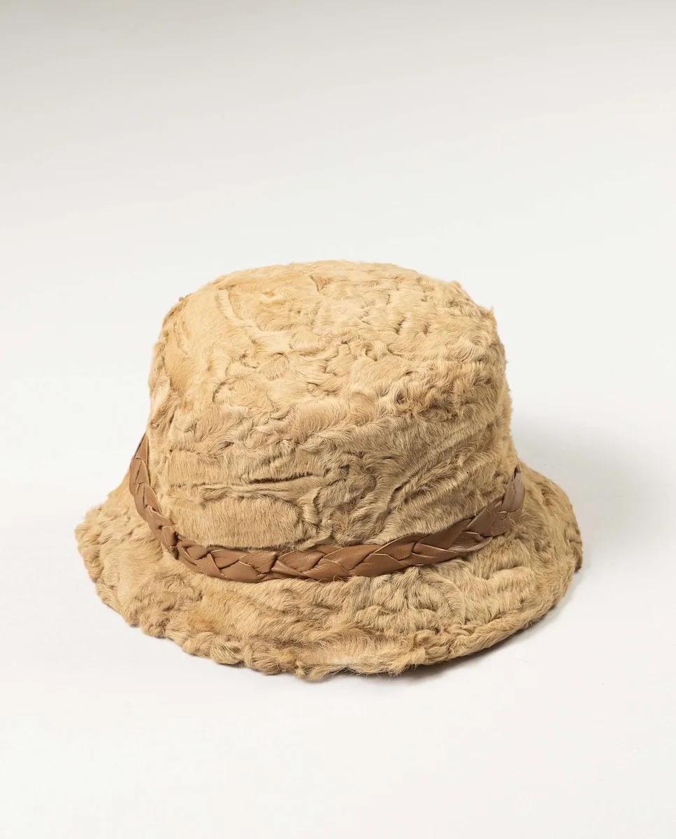 

Женская шляпа из бежевого каракульевого меха De la Roca
