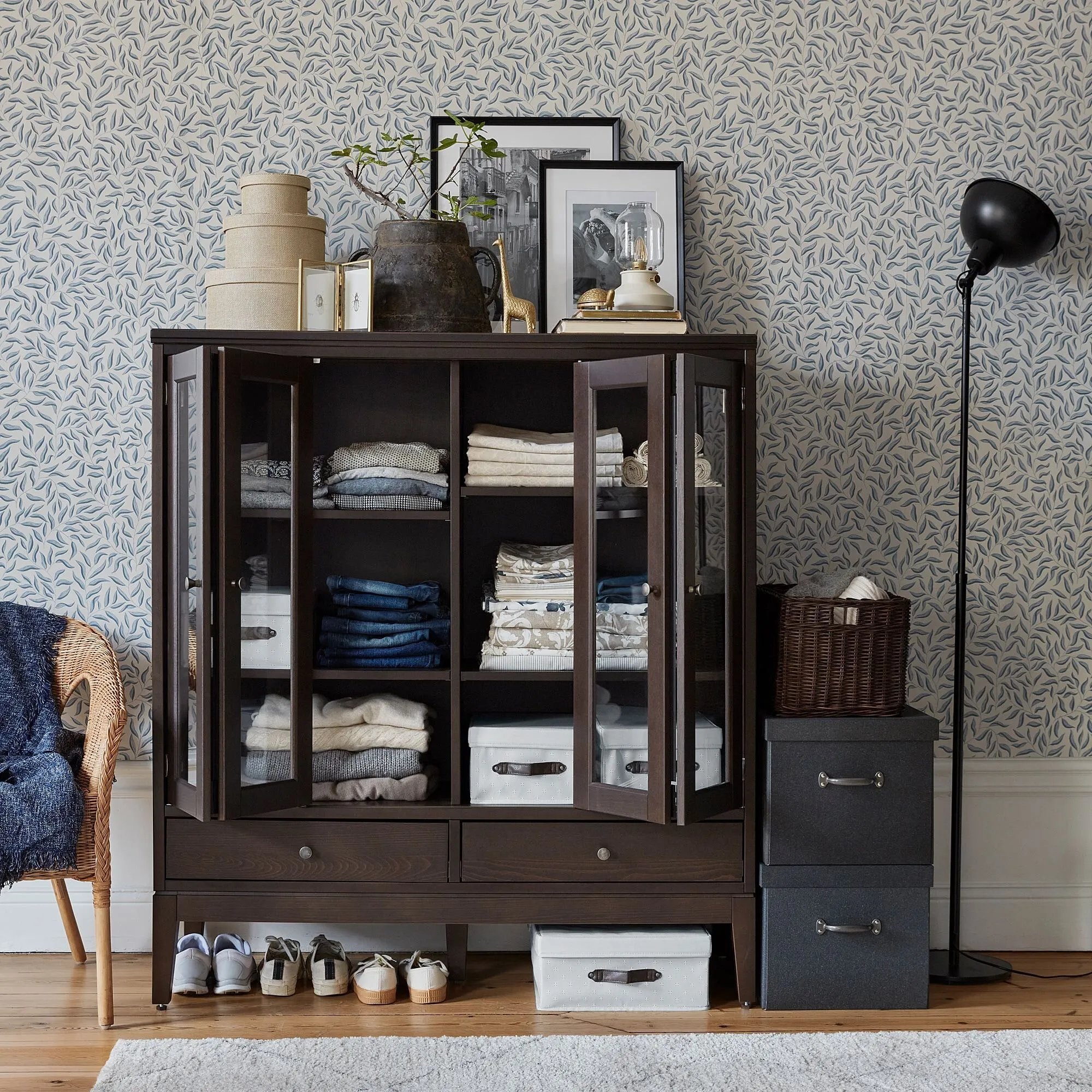 Шкаф со стеклянной дверью, темно-коричневый, 121x50x135 см, IDANÄS IKEA — фото 2