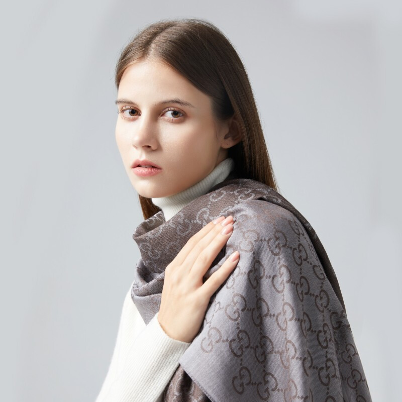 Шарф Gucci GG Logo Wool Silk, темно-серый — фото 4