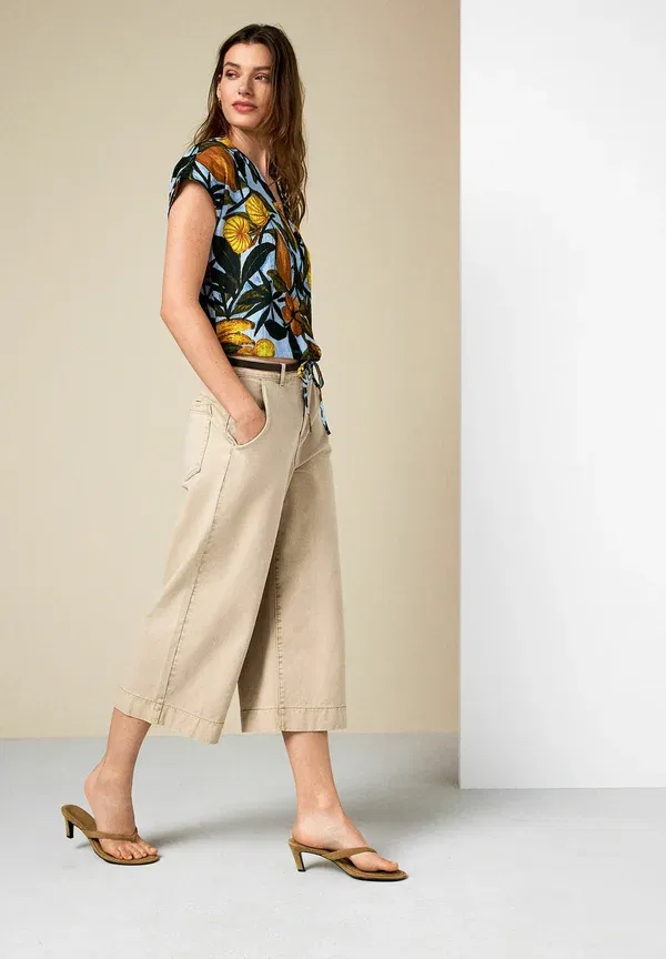 Блуза Next, Regular fit textured v neck tie front short sleeve top, сине-желтый цветочный принт — фото 2