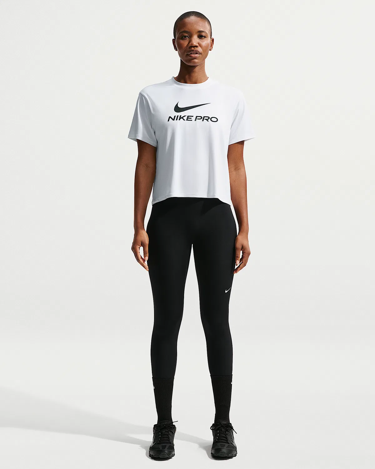 Женская свободная футболка Nike Pro, White/Black — фото 4