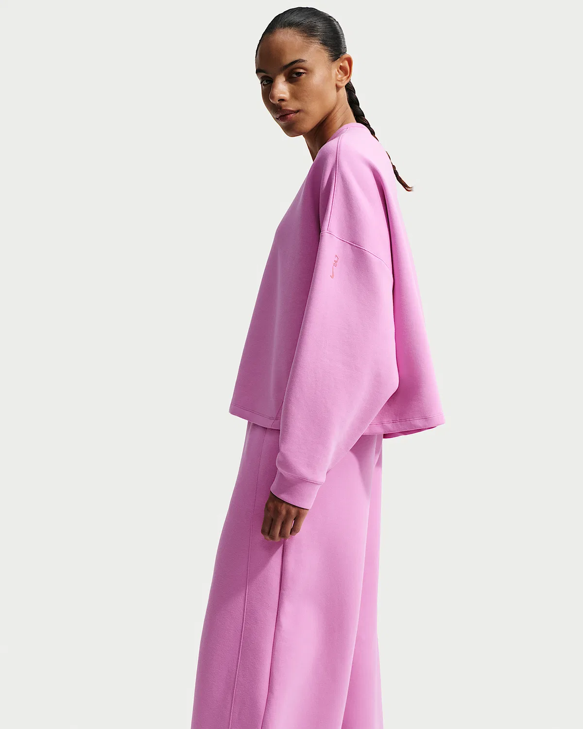 Женская футболка Nike 24.7 ImpossiblySoft Dri-FIT Oversized с круглым вырезом, Light Magenta/Desert Berry — фото 3