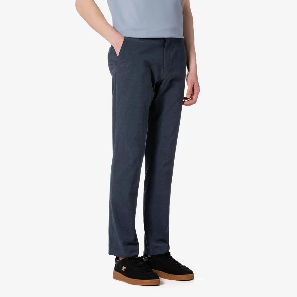 Мужские тёмно-синие брюки чинос из смесовой пряжи от Lacoste — фото 2