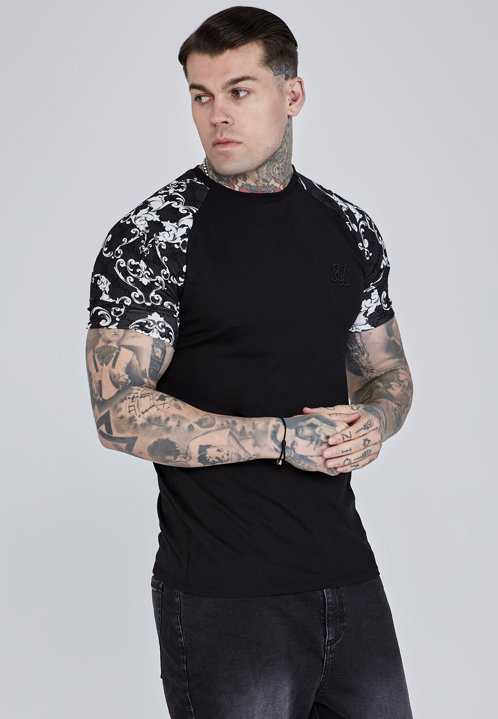 

Футболка с принтом SIKSILK, черный