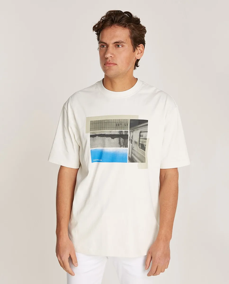 

Мужская футболка свободного кроя с фотопечатью Calvin Klein Jeans, цвет Crudo