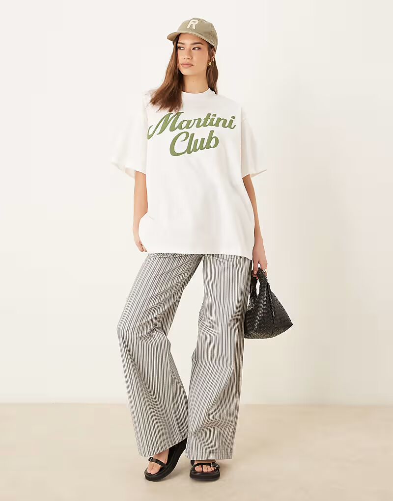 

Футболка свободного кроя ASOS DESIGN с принтом Martini Club цвета кокосового молока