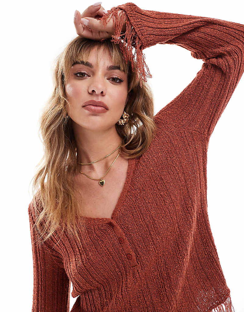 

Ржаво-красный свитер с бахромой и планкой на пуговицах ASOS DESIGN