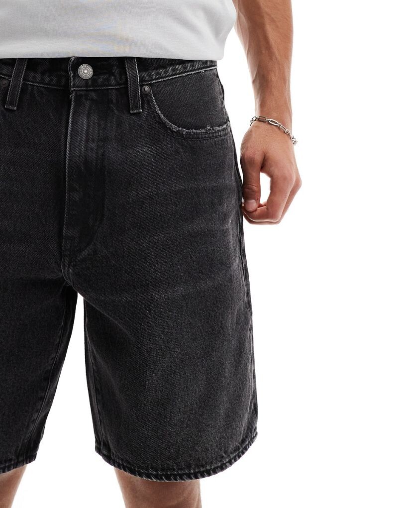 Свободные потертые черные джинсовые шорты Levi's 468 — фото 3