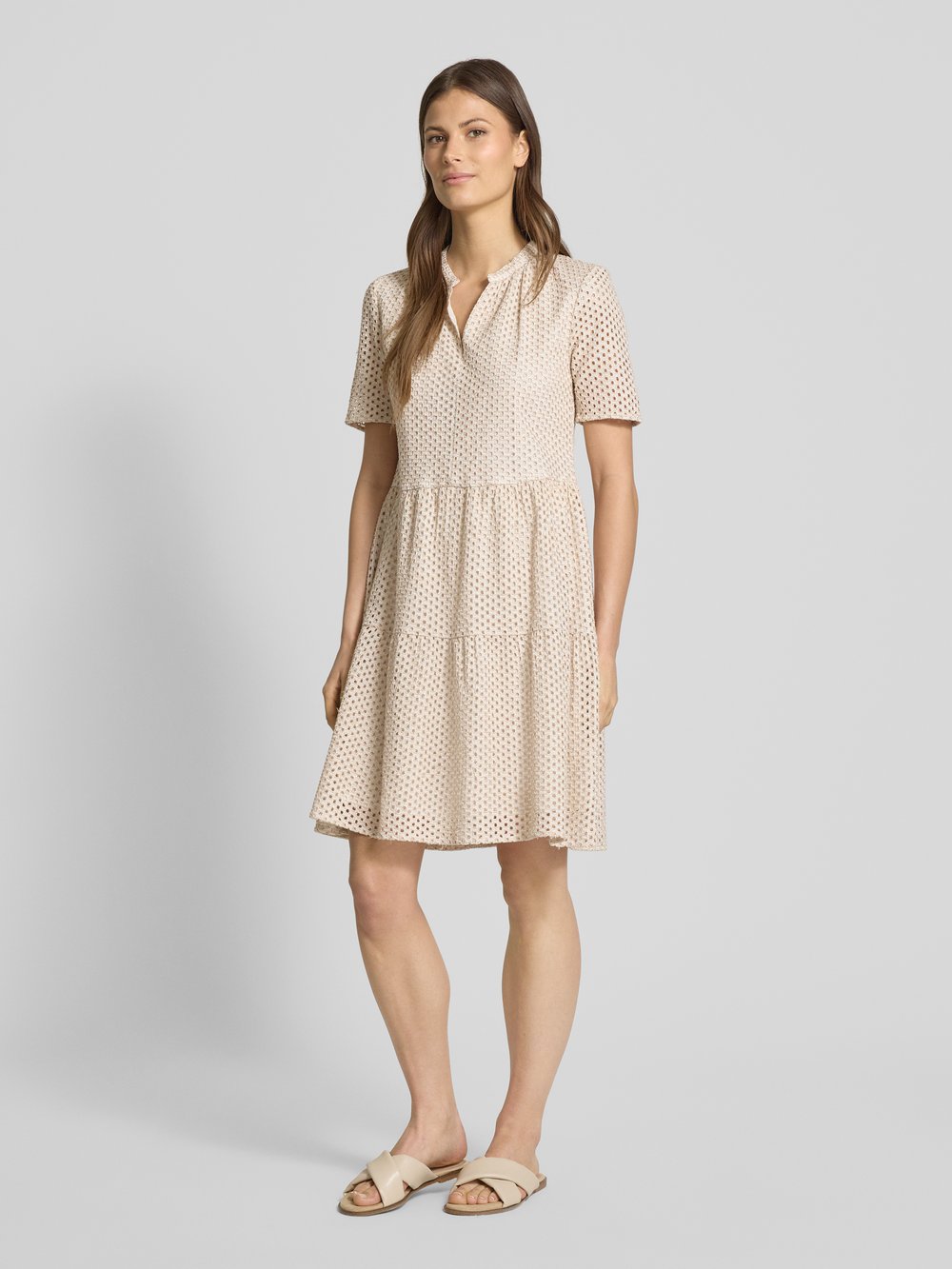 

Платье длиной до колена с ажурной вышивкой Jake*s Collection, кремовый