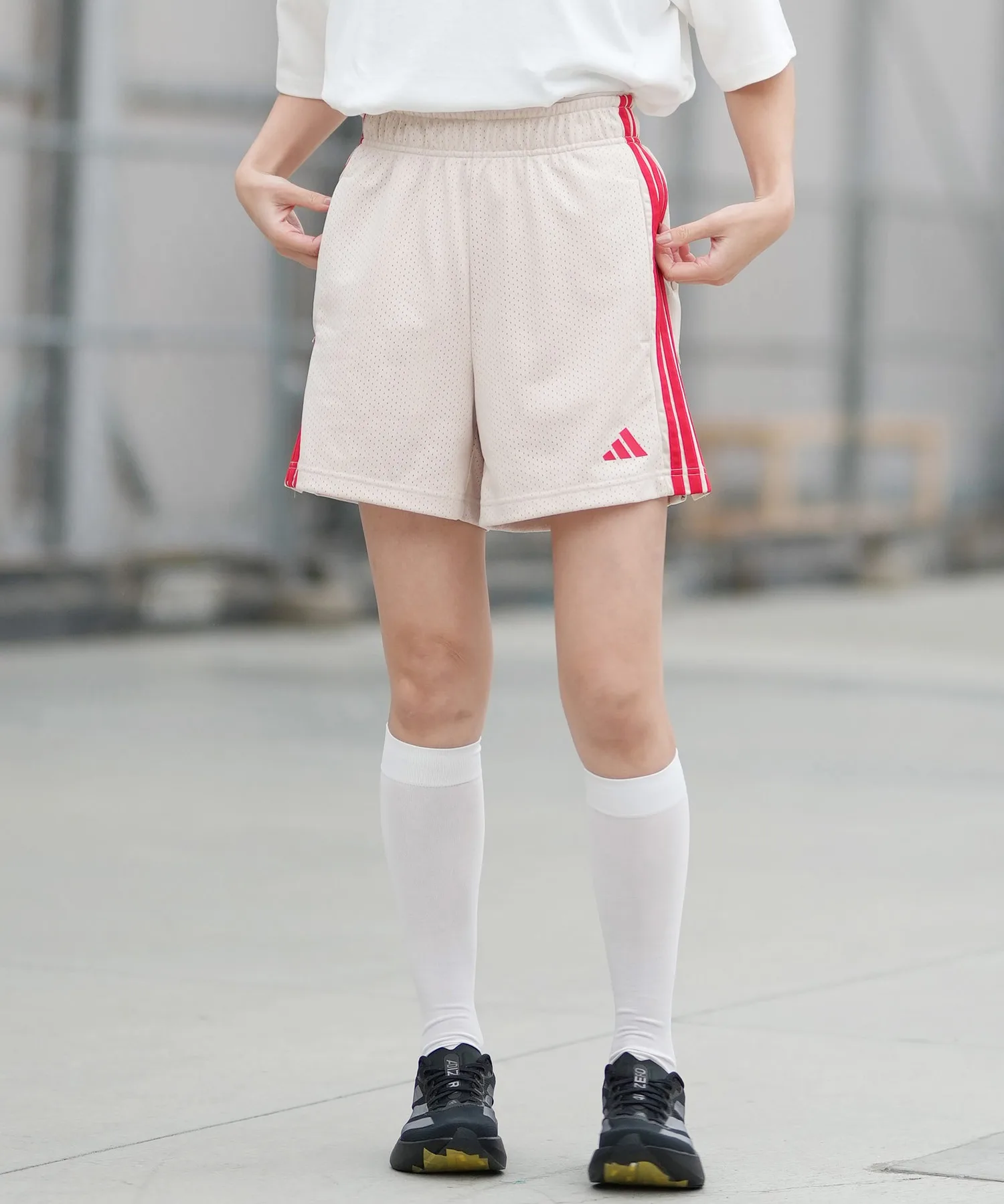 Женские шорты из сетчатой ткани Stadium Mesh adidas бежевые — фото 4