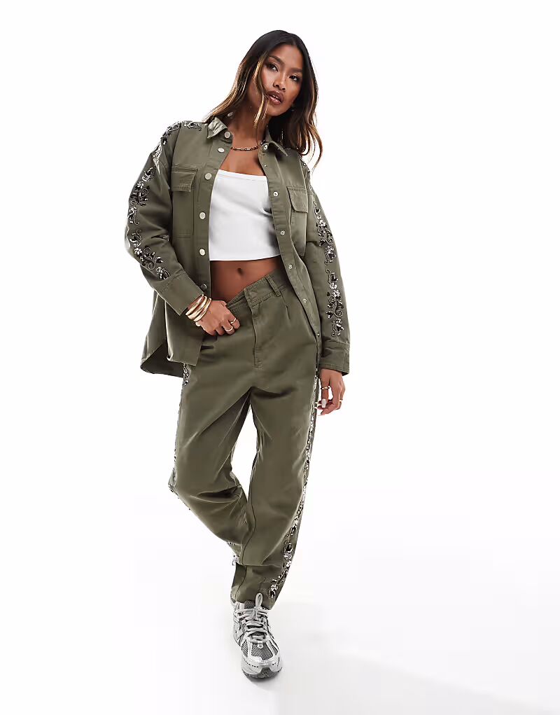 

Брюки-чинос с декором River Island цвета хаки