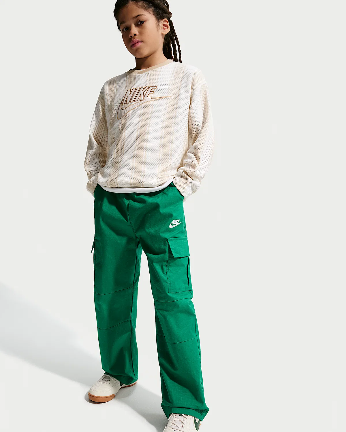 Детские широкие карго-брюки Nike Sportswear Club, Malachite/White — фото 4