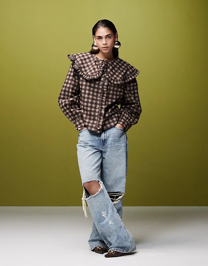

Блузка-рубашка в клетку ASOS DESIGN коричневого цвета с объемным воротником-оборкой