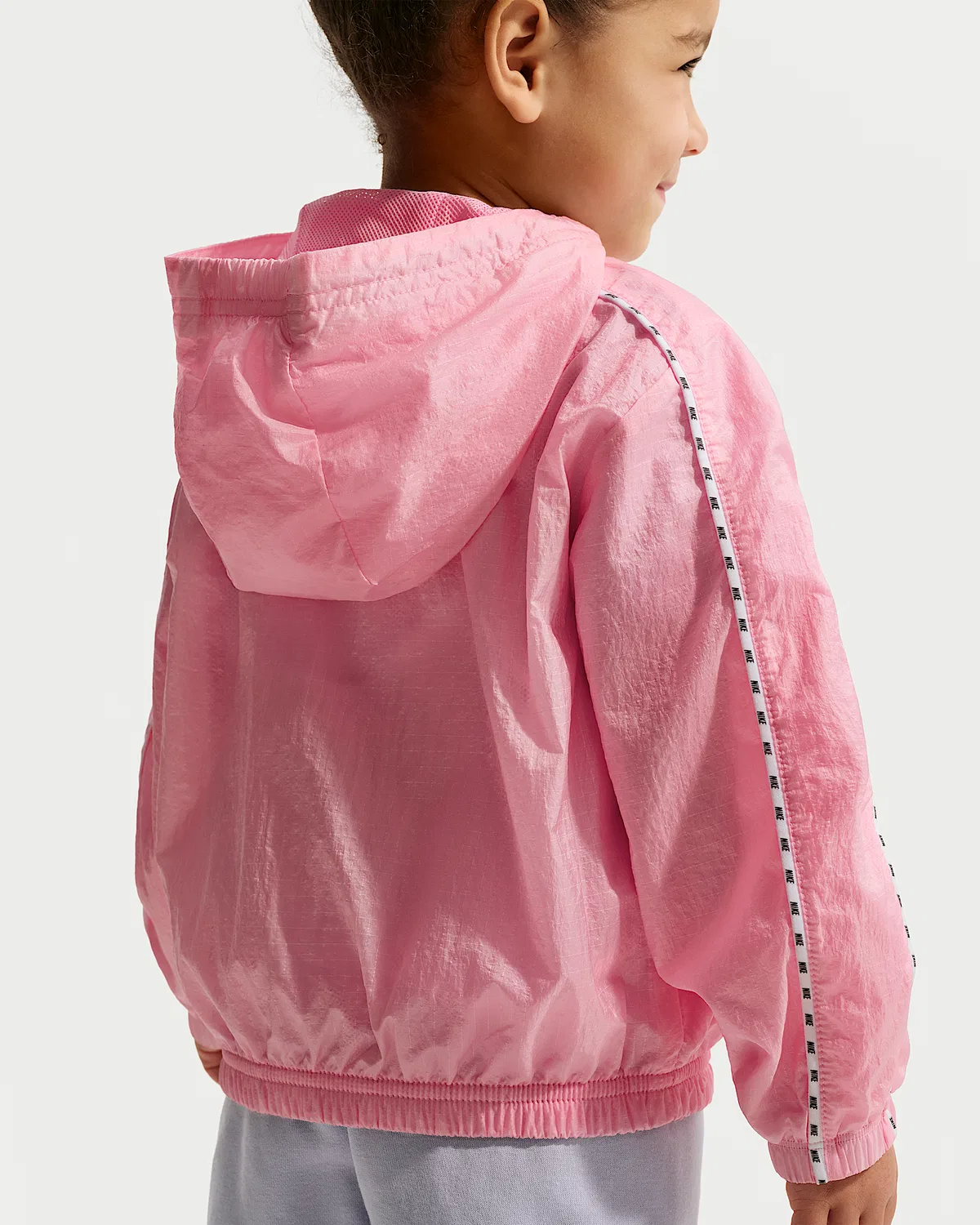 Детская легкая полупрозрачная куртка Nike из рипстопа, Medium Soft Pink — фото 2