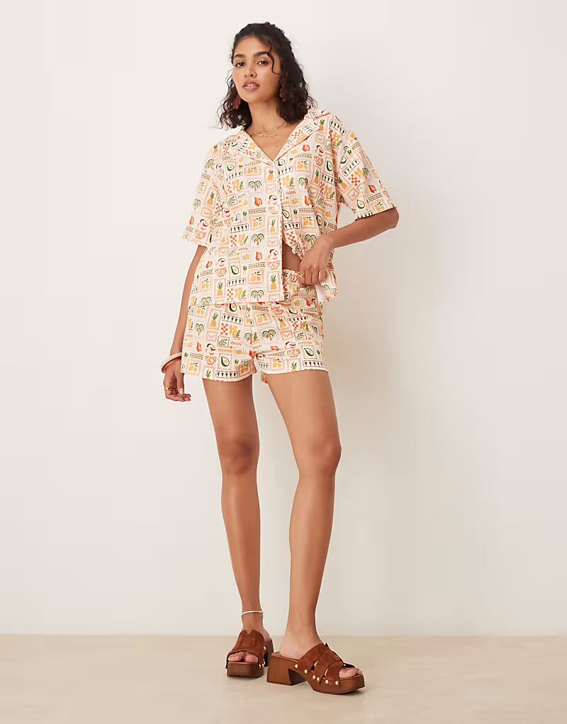 

Короткие мини-шорты с праздничным принтом пальм Asos Design