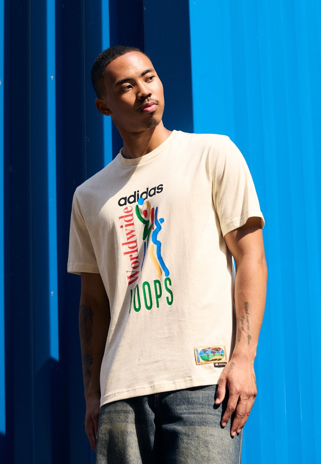 

Принт на футболке WORLDWIDE HOOPS TEE adidas, кремовый