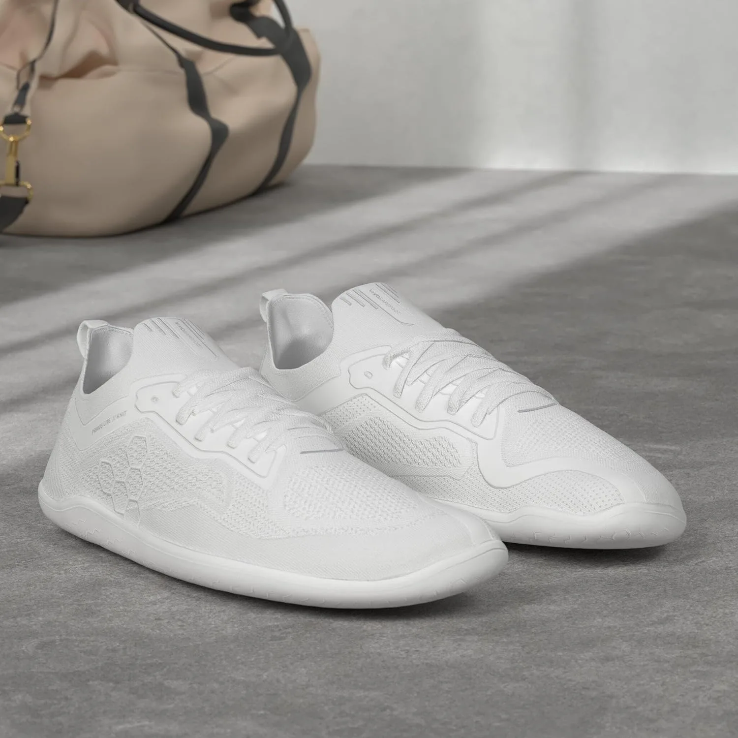 Кроссовки для ходьбы босиком VIVOBAREFOOT Primus Lite Knit для мужчин, сверхлегкая обувь, развивает силу, баланс и подвижность, широкая посадка, обеспечивают заземление, гибкие, успокаивающие, как морская вода, ярко-белый — фото 3