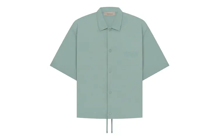 

Рубашка с коротким рукавом и прорезиненным логотипом Fear Of God Essentials, цвет Haze Blue