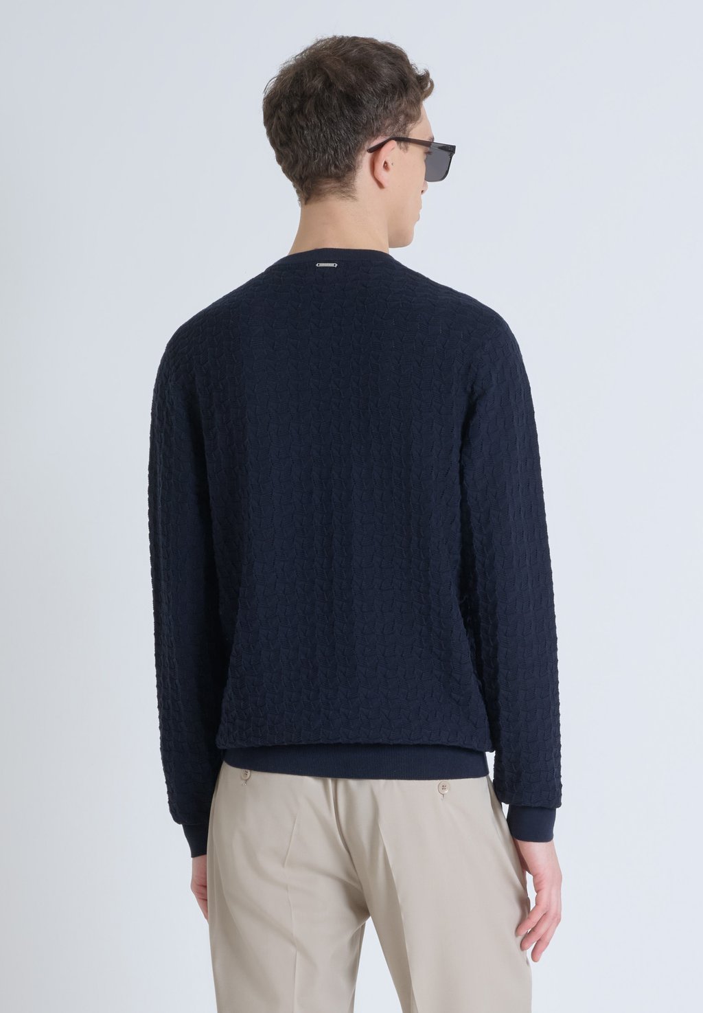 

Джемпер REGULAR FIT IN COMBED JACQUARD STITCH WITH LOGOED BADGE Antony Morato, темно-синий