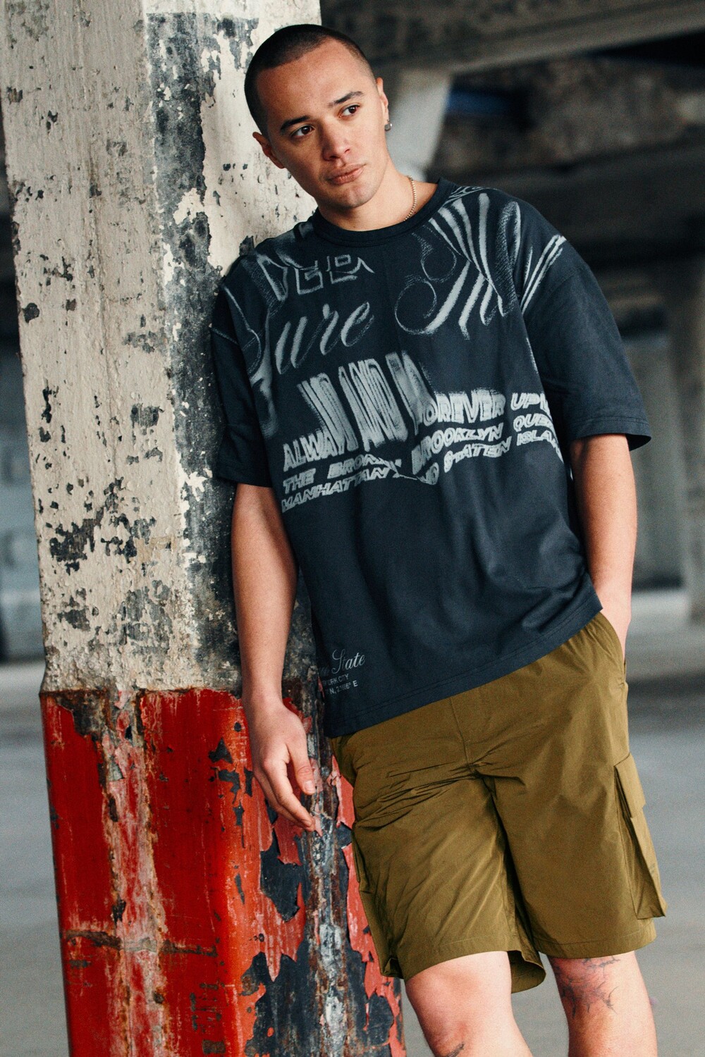 

Свободная толстая футболка с мраморной графикой Next, серый