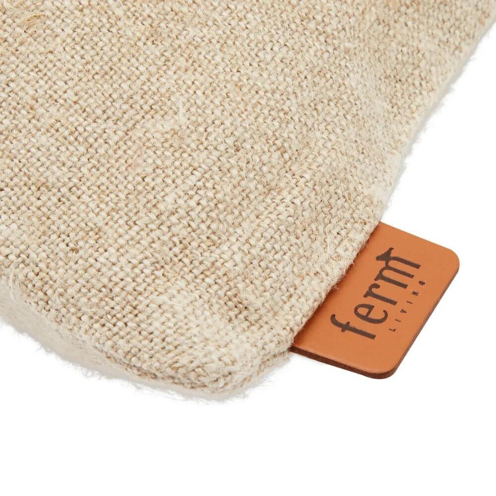 

Ferm Living Тяжелая льняная подушка