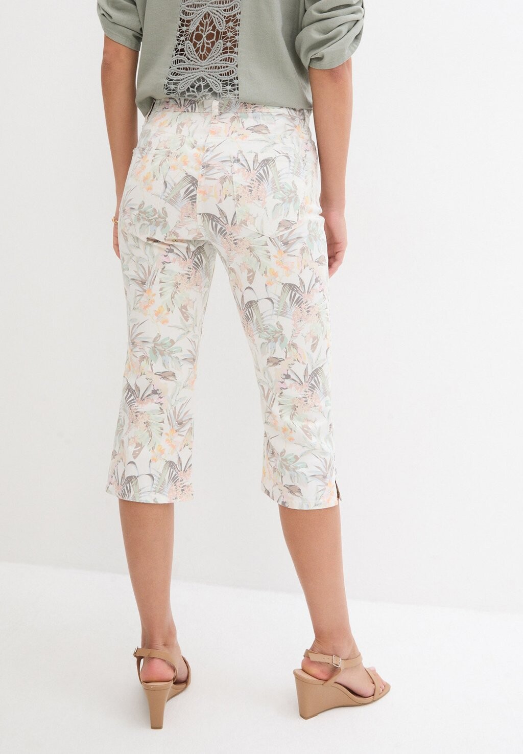 

Джинсовые шорты CAPRI bonprix, белый