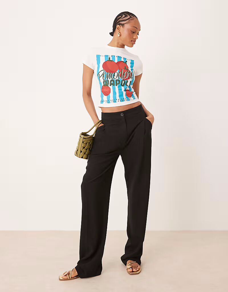 

ASOS DESIGN Зауженные брюки со складками спереди и льном черного цвета