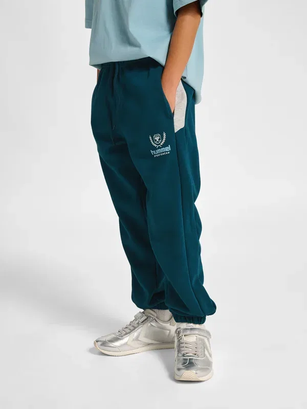 Спортивные штаны Hummel Hmljr loose blocked tracksuit bottoms, цвет отражающий пруд — фото 2