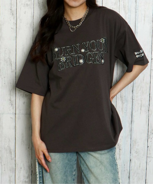 

Женская футболка свободного кроя с коротким рукавом, джинсовым логотипом и цветочной вышивкой GORGE