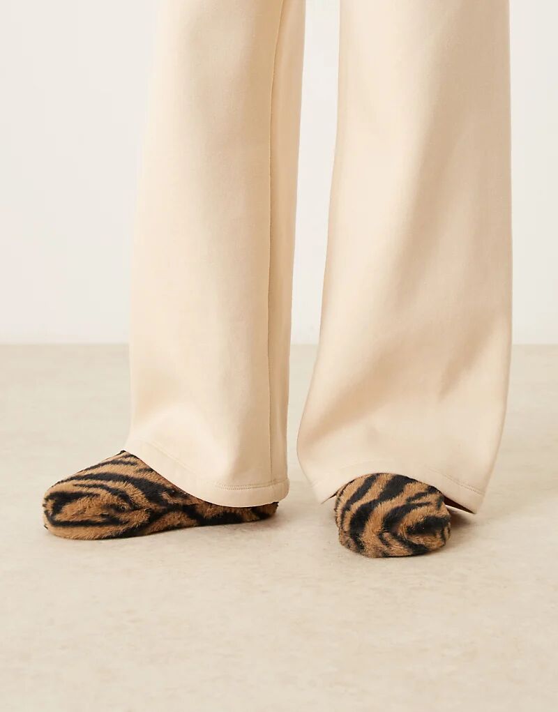 Тапочки ASOS DESIGN Zina с закрытым носком и тигровым принтом — фото 2