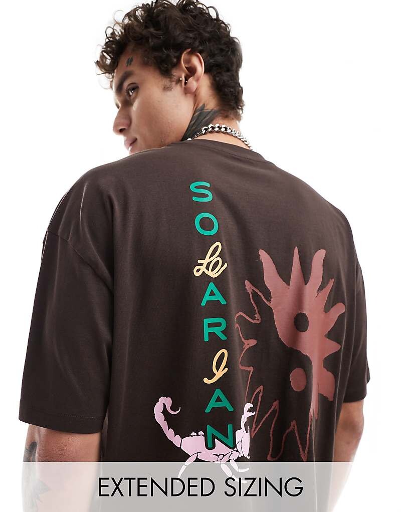 

Коричневая футболка оверсайз с принтом на спине ASOS DESIGN