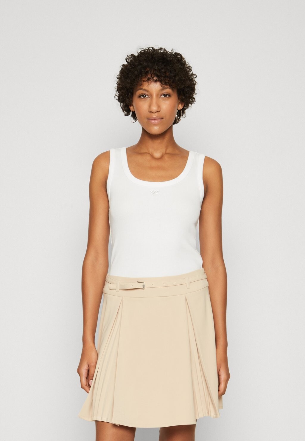 

Топ Tank Logo-Dreieck Strass Guess, цвет pure white