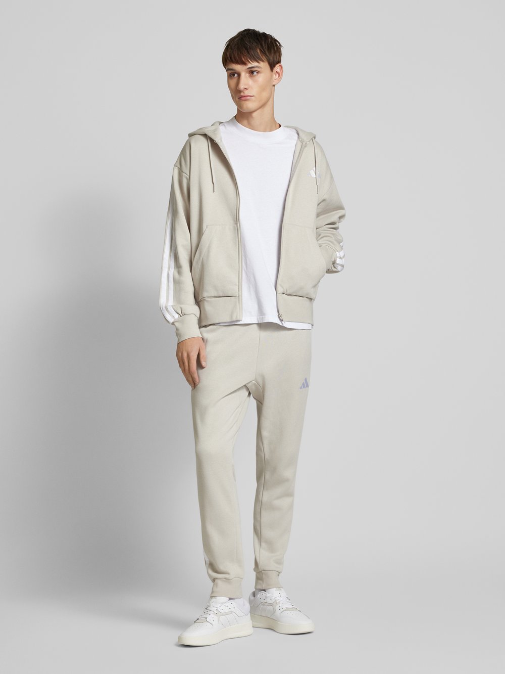 

Спортивные штаны с пришитыми этикетками ADIDAS SPORTSWEAR, песочный