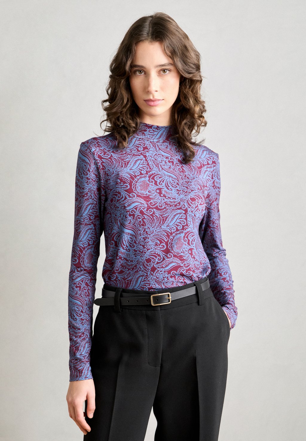 

Топ с длинными рукавами ALL OVER PRINTED MOCK NECK Scotch & Soda, синий