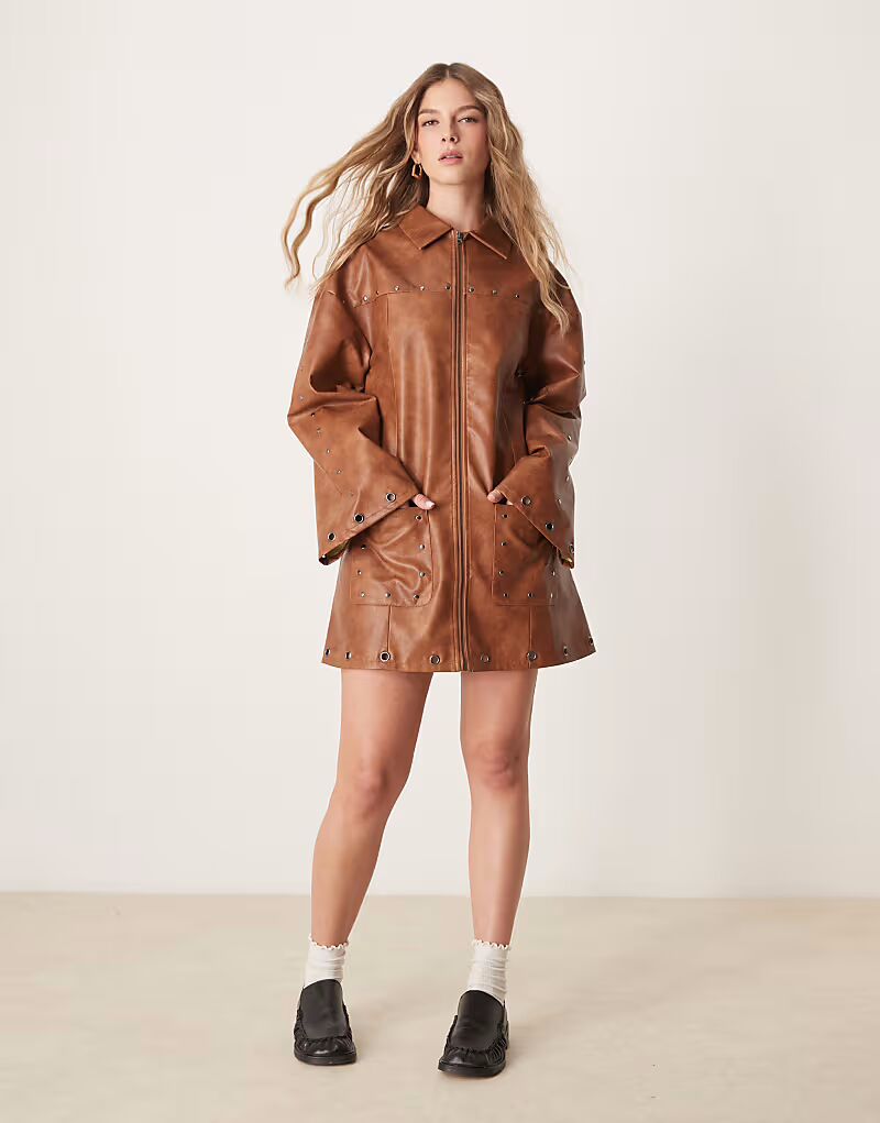 

Платье-рубашка мини из искусственной кожи ASOS DESIGN на молнии с металлическими заклепками и люверсами, цвет выбеленный, бежевый