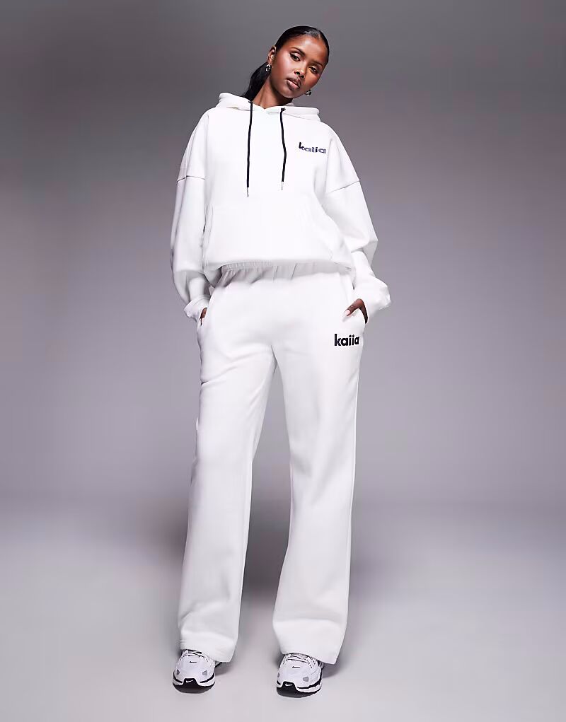 

Спортивные брюки из высококачественного хлопка с вышитым логотипом теннисного клуба на карманах, белого и темно-синего цветов Kaiia