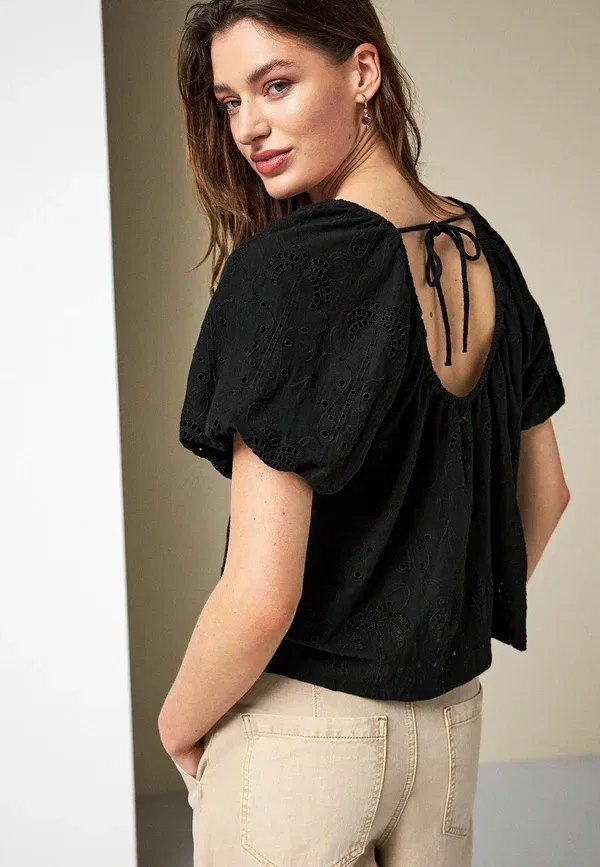 Блуза Next, Petite fit broderie short sleeve crew neck top, черный — фото 2