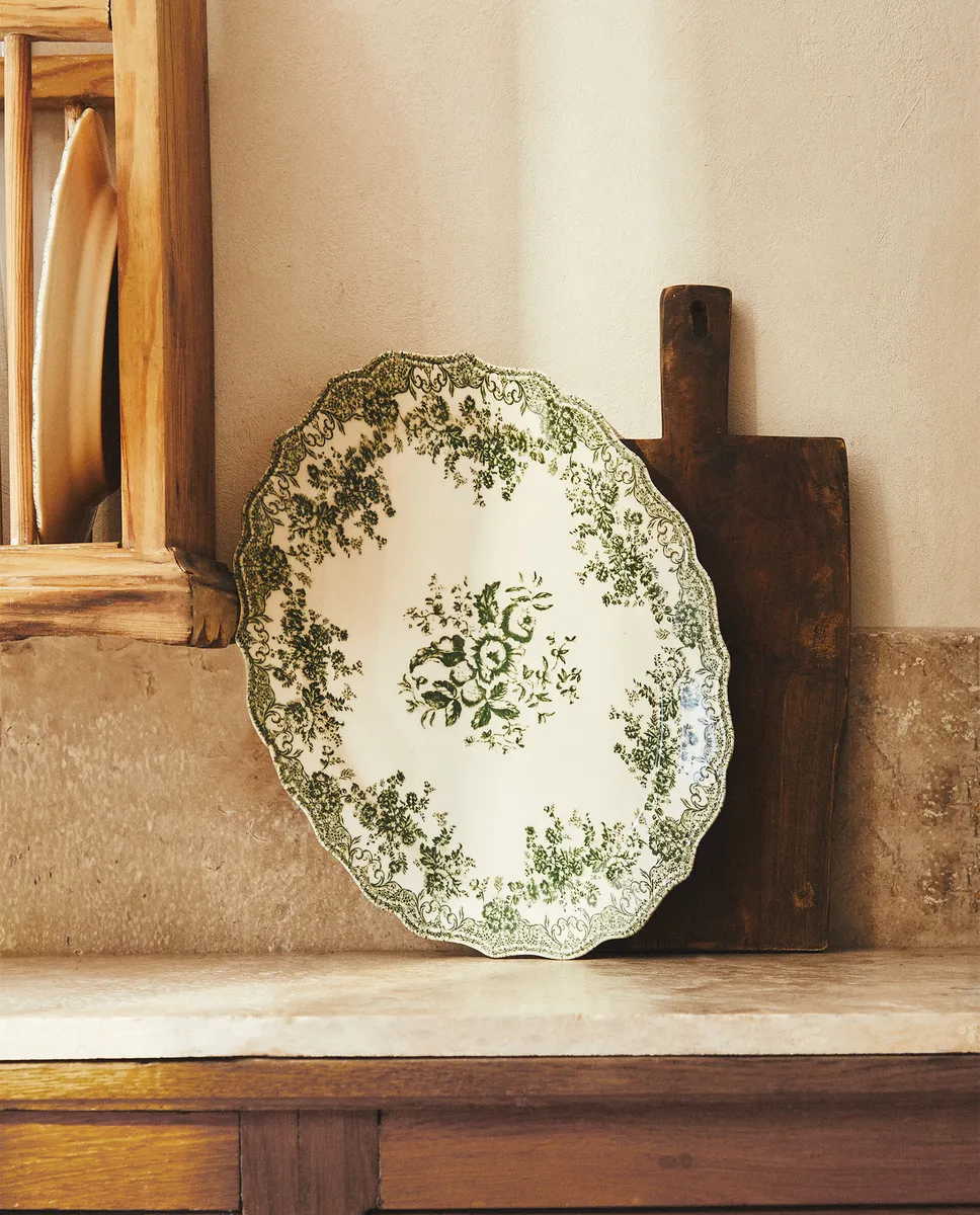 

Сервировочное блюдо из глины с цветочным узором Zara Home, цвет Olive