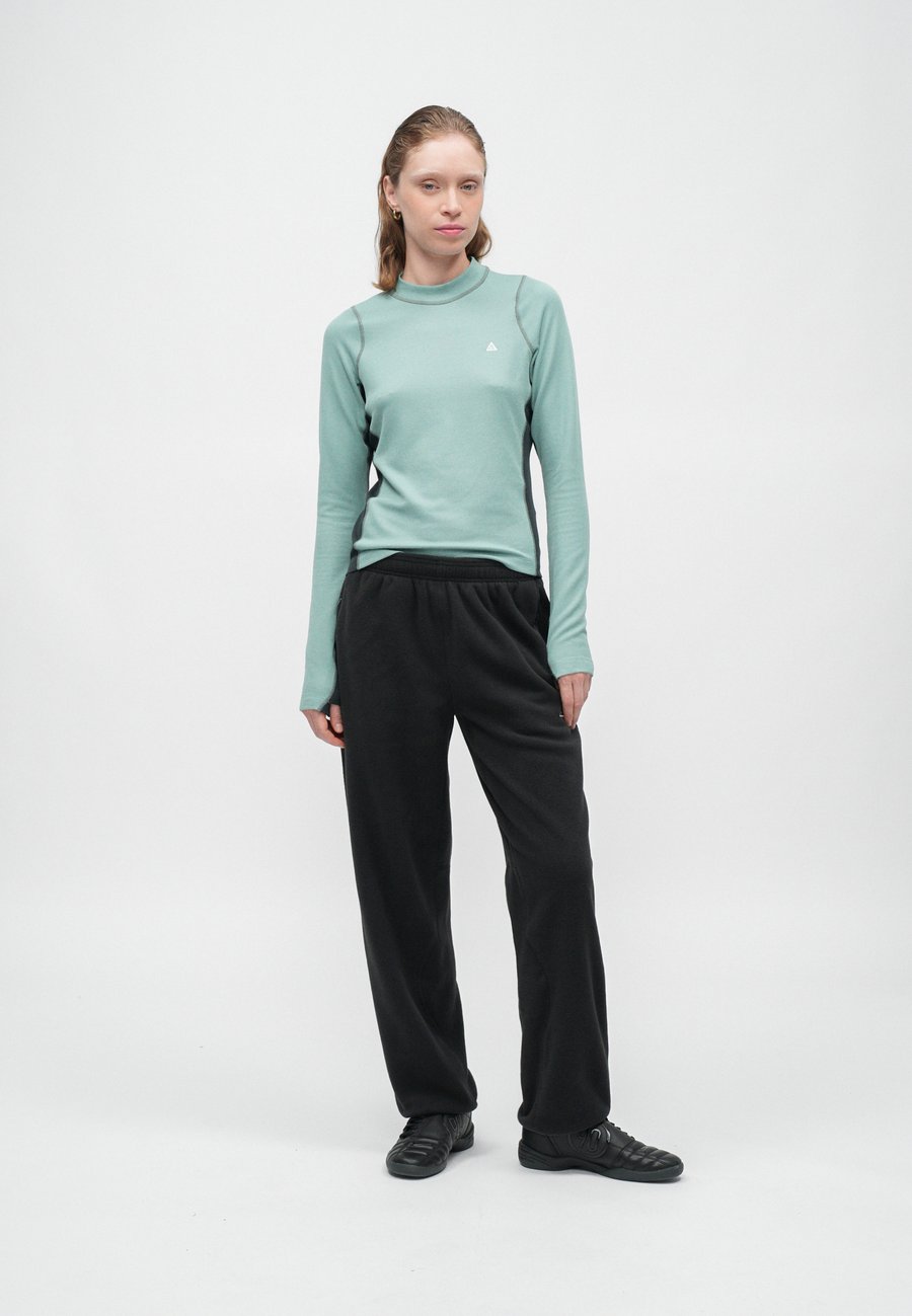 Топ Nike ACG Long sleeved top, Cannon/Seaweed/Clay Green/Summit White/Blue-Grey — фото 3