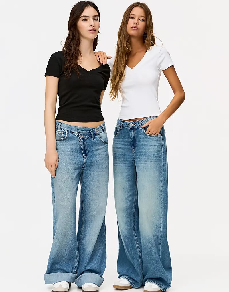 

Комплект из 2 футболок с V-образным вырезом Pull&Bear белого и черного цветов