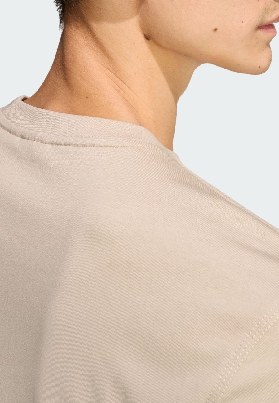 Футболка Adidas Originals TREFOIL TEE, Stone Khaki/Khaki — фото 4