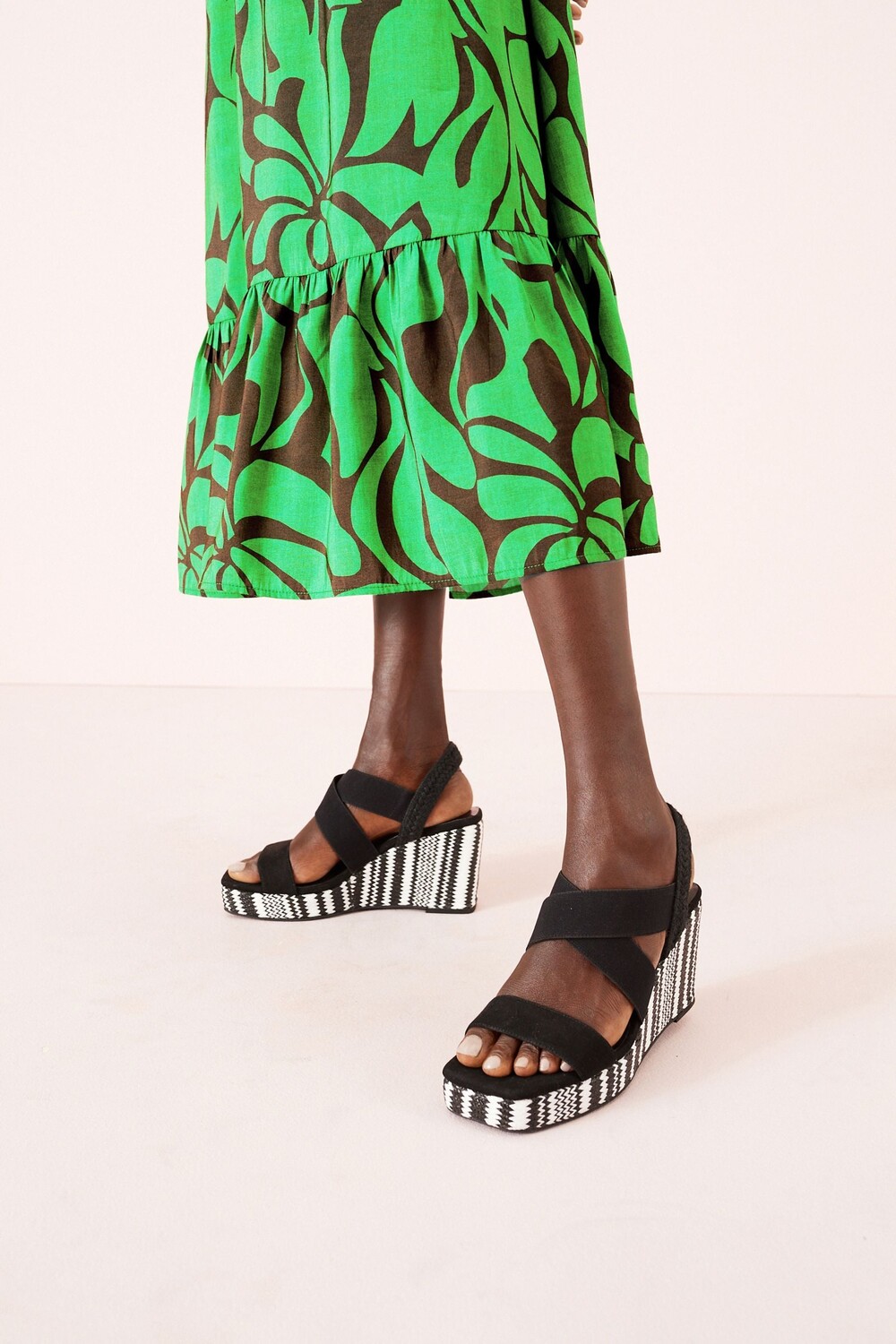 

Бело-черные туфли на танкетке Forever Comfort с рисунком Next, черный