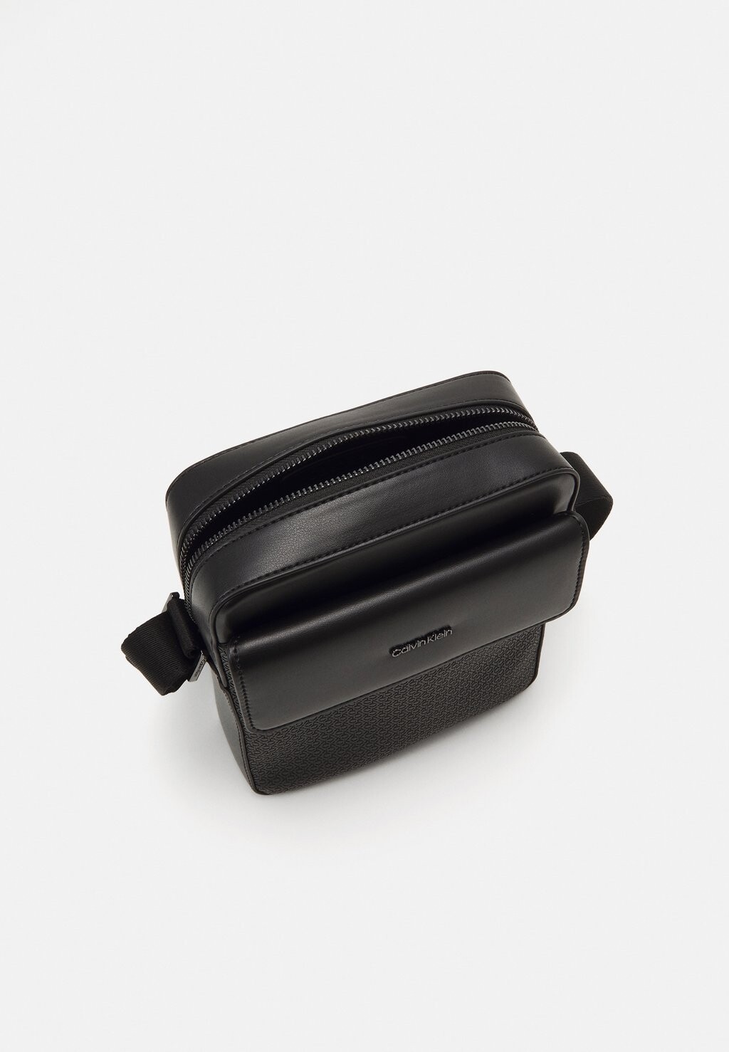 

Сумка через плечо VERTICAL LINES REPORTER S MONO Calvin Klein, черный