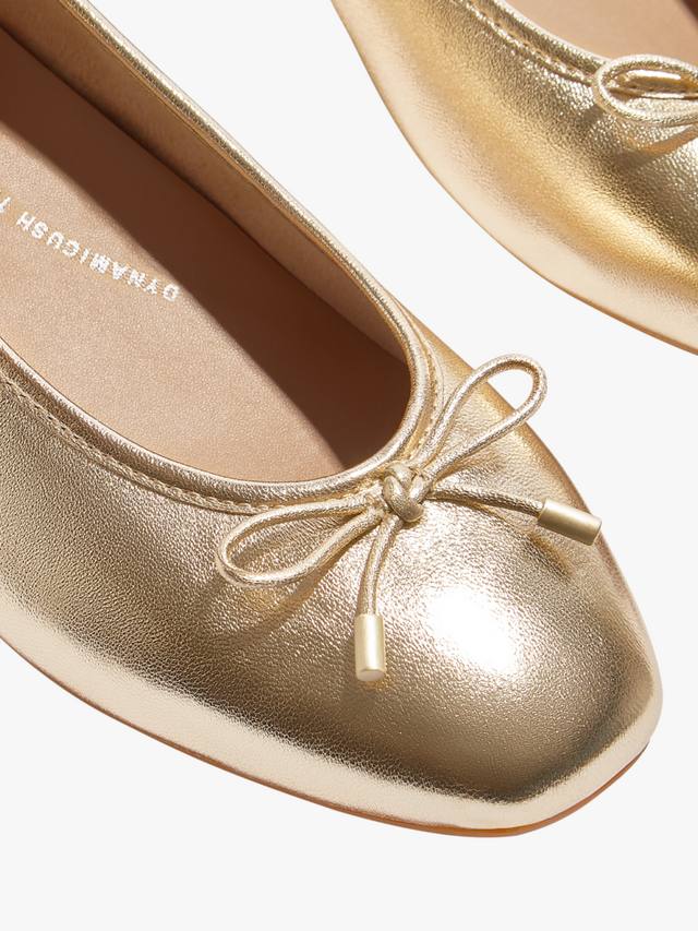 Изящные кожаные балетные туфли-лодочки с бантиком FitFlop, золотой — фото 3